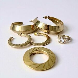 Jewelry bundle- 2 pair gold tone earrings, ring & scarf clip 💛